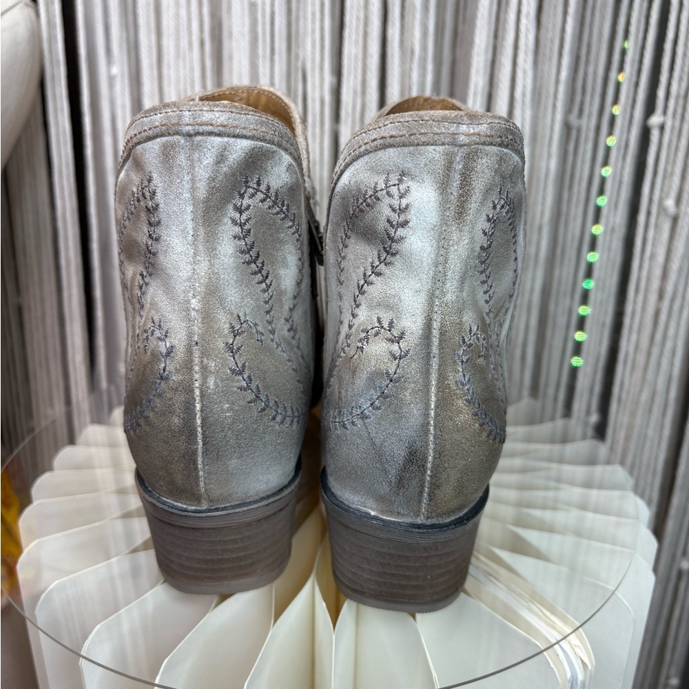 Gray Ankle Boots with Embroidered Design and Medium Heel - Picture 3 of 7